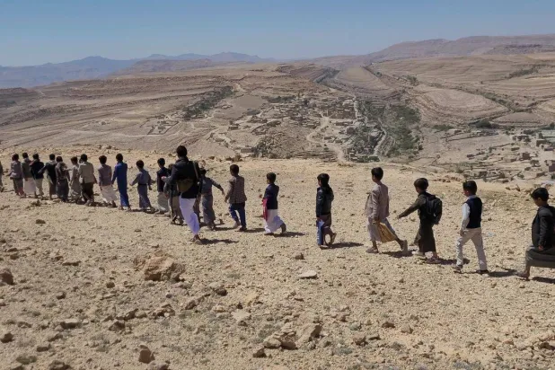 “School trip” for children at a Houthi-run summer camp in Amran (Asharq Al-Awsat)