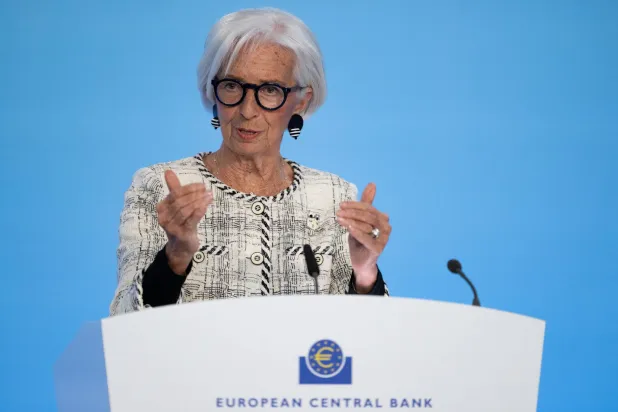 كريستين لاغارد خلال مؤتمر صحافي عقب اجتماع مجلس البنك المركزي الأوروبي (د.ب.أ)