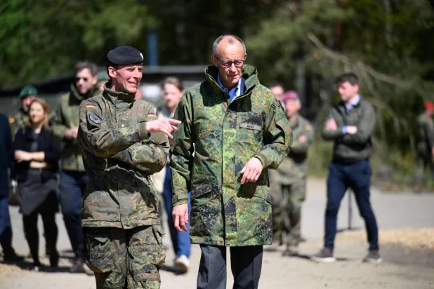 المستشار الألماني فريدريش ميرتس يرافقه مفتش الجيش كريستيان فرويدينغ خلال زيارة لثكنات الجيش الألماني بمونستر في شمال ألمانيا 30 أبريل 2026 (أ.ف.ب)