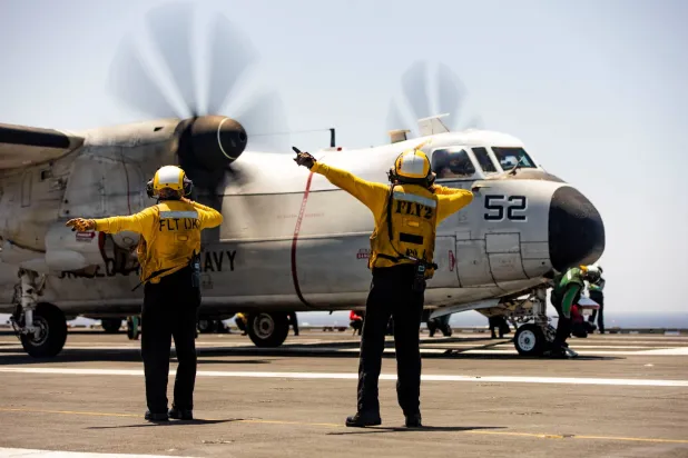 طائرة استطلاع تستعد للإقلاع من حاملة طائرات جيرالد فورد في البحر الأحمر (سنتكوم)