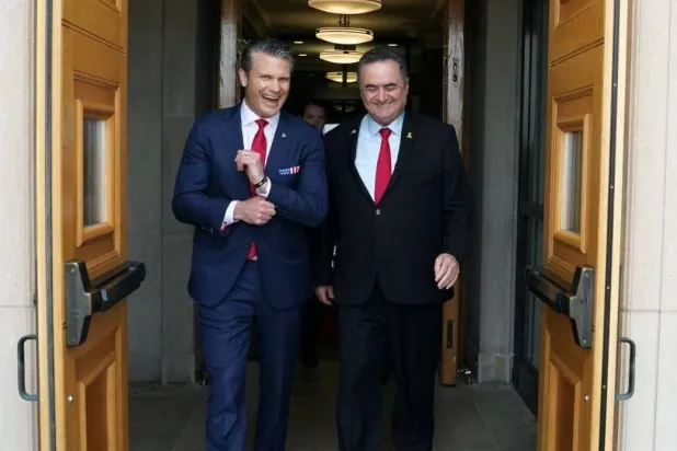 وزير الدفاع الإسرائيلي يسرائيل كاتس ونظيره الأميركي بيت هيغسيث (قناة كاتس عبر «تلغرام»)