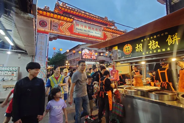 سوق ليليّة في تايبيه عاصمة تايوان (أ.ب)