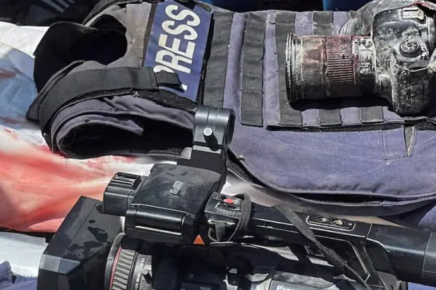 سترات واقية من الرصاص وكاميرات على جثث صحافيين قُتلوا في غزة (رويترز)