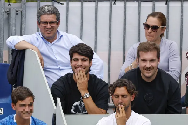 ألكاراس يتابع أداء شقيقة في دورة مدريد للتنس (إ.ب.أ)