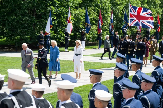 الملك تشارلز والملكة كاميلا عند «نصب أرلينغتون» التذكاري يوم 30 أبريل (رويترز)