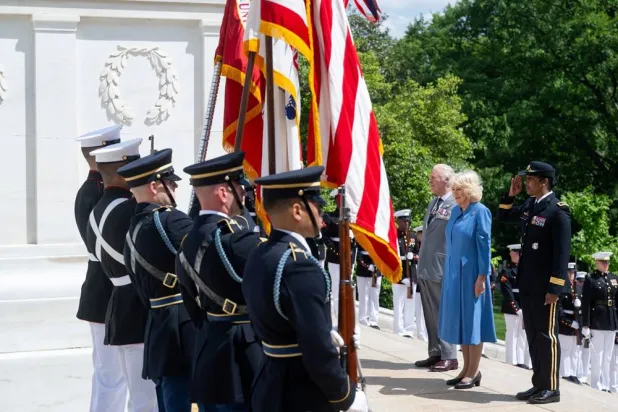  Britain's King Charles and Queen Camilla take part in a wreath-laying ceremony at the tomb of the unknown soldier in Arlington National Cemetery, in Arlington, Virginia, US, April 30, 2026. (Saul Loeb/Pool via Reuters)