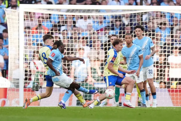 دوكو وهدف مانشستر الأول في شباك ساوثهامبتون (د.ب.أ)