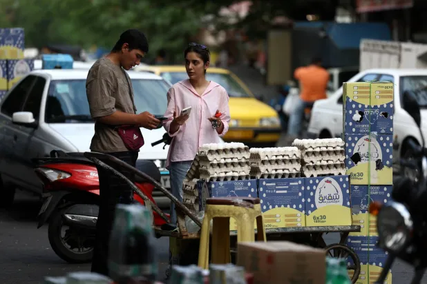  إيرانية تتسوق في سوق محلي في طهران 28 أبريل (رويترز)