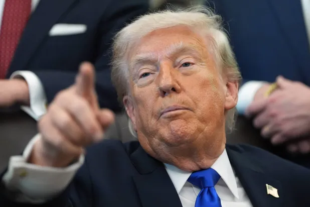 الرئيس الأميركي دونالد ترمب يتحدث إلى صحافيين في البيت الأبيض (أ.ب)