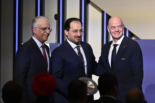 المسحل مع إنفانتينو والشيخ سلمان آل خليفة خلال مؤتمر فيفا في فانكوفر بكندا (رويترز)