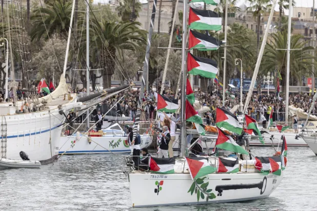 سفن ضمن «أسطول الصمود العالمي» تعتزم التوجه إلى غزة تقف في ميناء برشلونة الإسباني يوم الأحد (إ.ب.أ)