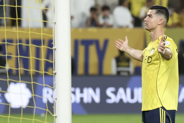 رونالدو محتفلاً مع جماهير النصر بالفوز في الكلاسيكو (تصوير: عبد العزيز النومان)