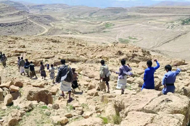 
«رحلة مدرسية» لأطفال في معسكر صيفي تابع للحوثيين في عمران (الشرق الأوسط)