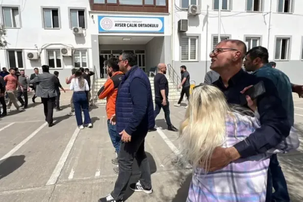 Okul saldırısı sonrası aileler (Reuters)