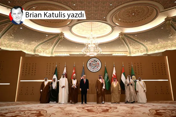 Suudi Arabistan Veliaht Prensi Muhammed bin Selman ve ABD Başkanı Donald Trump, Riyad'da düzenlenen Körfez İşbirliği Konseyi zirvesinde Körfez liderleriyle (AFP)