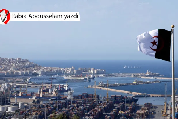 Cezayir Körfezi'nin yakınlarında Cezayir bayrağı dalgalanırken başkentte ‘Kasbah’ olarak bilinen eski şehir (solda) ve nakliye konteynerleri (sağda) görülüyor, 25 Ağustos 2022 (AFP)