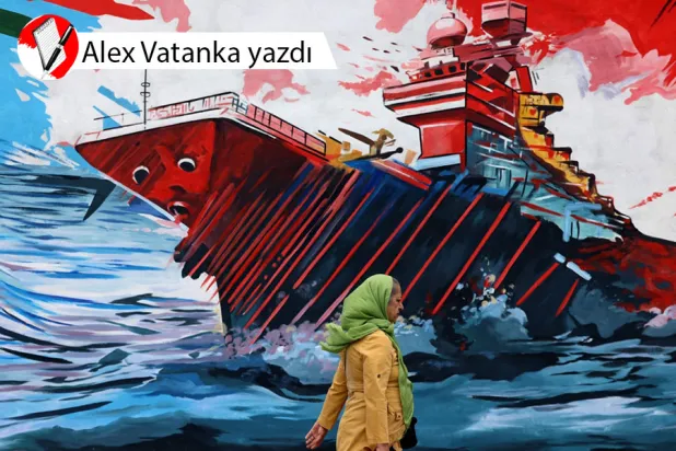 Tahran'da, ABD ve İsrail karşıtı bir duvar resminin önünden geçen bir kadın, 8 Nisan 2026 (AFP)