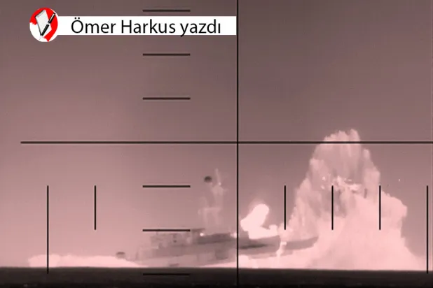 ABD Savunma Bakanlığı'nın 4 Mart 2026'da yayımladığı videodan bir kare. Görüntüde ABD Donanması’na ait bir denizaltıya ait periskop dürbününden, Hint Okyanusu'nda bir İran savaş gemisinin ateş edilerek batırıldığı an görülüyor (AFP)