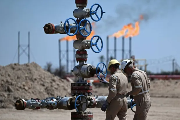 Irak'ın güneyinde Basra şehri yakınlarındaki Nehir Bin Ömer petrol ve doğal gaz sahasında, 29 Nisan 2026 (AFP)