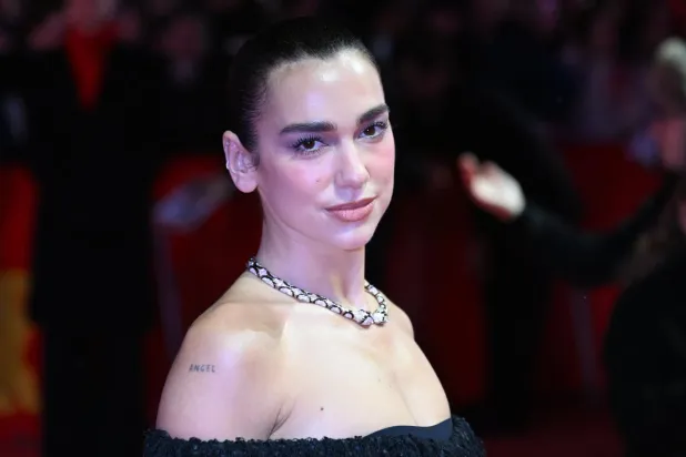 Pop yıldızı Dua Lipa, şubatta düzenlenen Berlin Film Festivali'nde (AFP)