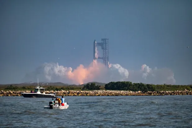 Güney Teksas'taki bazı sakinler, roket fırlatmalarından kaynaklanan ses patlamalarının evlerine zarar verdiğini iddia ederek Elon Musk'ın SpaceX şirketine dava açtı (AFP)