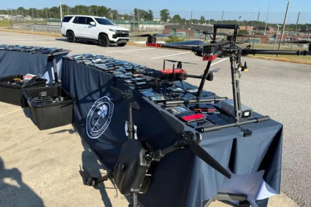 Eylül 2025'te ele geçirilen drone ve telefonlar böyle sergilenmişti (Güney Karolina Ceza İnfaz Kurumu)