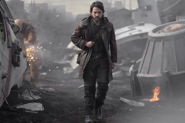 2016 yapımı Rogue One: Bir Star Wars Hikayesi'nin 5 yıl öncesinde geçen Andor, Diego Luna'nın canlandırdığı Cassian Andor'un ilgisiz bir kaçakken asi bir kahramana dönüşümünü anlatıyor (Disney Platform Distribution)