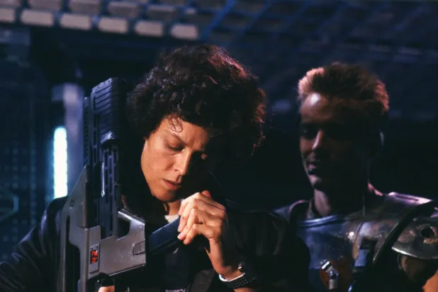 Yaratık 2'de Ellen Ripley, haber alınamayan LV-426 gezegenindeki koloniden hayatta kalanları kurtarmak için bir grup komandoyla geri dönüyordu (20th Century Fox)
