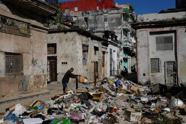 ABD ambargosu nedeniyle Havana'da sokaklar çöple doldu (Reuters)