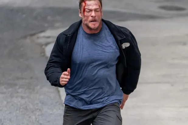43 yaşındaki Amerikalı aktör Alan Ritchson, geçen yıl vizyona giren Oyun Buluşması (Playdate) ve Guy Ritchie imzalı Gayribeyefendi Savaş Dairesi'yle (The Ministry of Ungentlemanly Warfare) de tanınıyor (Netflix)