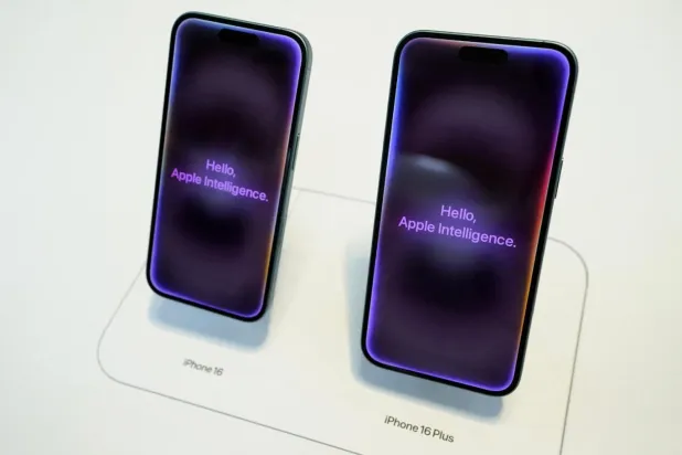20 Eylül 2024'te New York'taki Apple Store'da düzenlenen lansman sırasında sergilenen Apple iPhone 16 telefonları (AFP)