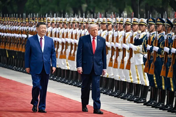 Donald Trump, Çin Devlet Başkanı Şi Cinping'i överek onun Çin lideri "rolü için biçilmiş kaftan" olduğunu ve "özellikle bu ülkeye göre çok uzun boylu" olduğunu söyledi (AFP)
