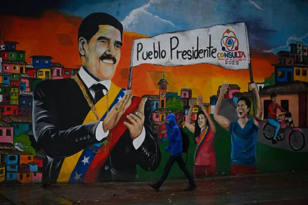 Birleşik Krallık merkezli gazete, baskının ardından Maduro'nun resimlerinin duvarlara çizildiğini, portrelerininse bazı devlet dairelerinden çıkarıldığını bildiriyor (AFP)