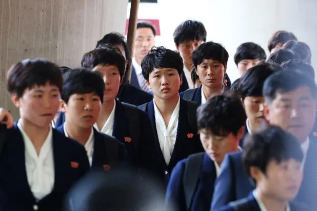27 oyuncu ve 12 personelden oluşan Naegohyang heyeti, Seul yakınlarındaki Incheon Havalimanı'na indi (Reuters)