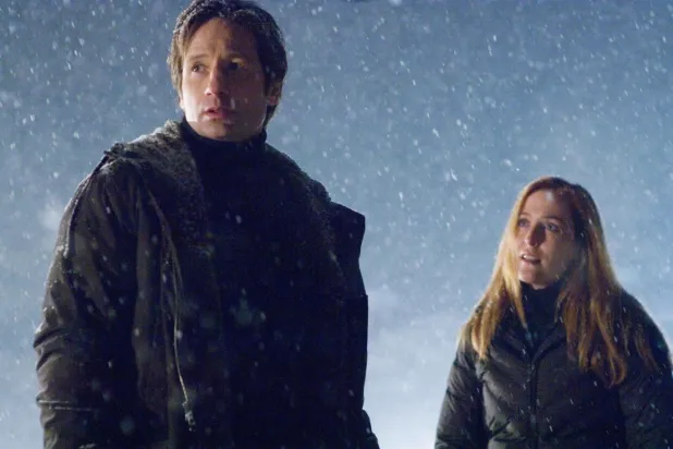 The X-Files: İnanmak İstiyorum, inzivaya çekilen eski ajan Fox Mulder'ın, FBI tarafından karanlık bir vaka için göreve çağrılmasını ve emekli federal ajan Doktor Scully'yle yeniden bir araya gelmesini konu alıyor (20th Century Studios)
