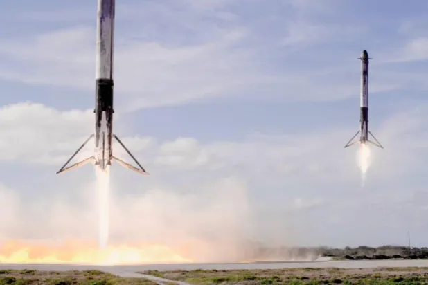 SpaceX'in Falcon Heavy roketinin iki yan itici roketi, Florida'daki Cape Canaveral'a iniş yapıyor (SpaceX)