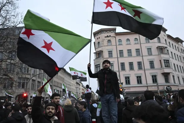 Almanya'daki Suriyeli sığınmacılar, Esad rejiminin düşüşünü Berlin'de kutlamıştı (AA)