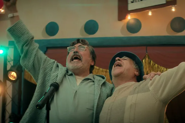73 yaşındaki Emmy adayı Alfred Molina (solda), The Boroughs'da eşi Lilly'nin yasını tutan Sam Cooper karakterini canlandırıyor (Netflix)