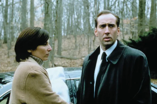 Joel Schumacher'in 1999 yapımı gerilimi 8 Milimetre'de (8mm) Nicolas Cage (sağda), zengin bir dulun talebi üzerine bir "snuff" filminin peşine düşen özel dedektif Tom Welles rolünde (Sony Pictures Releasing)  