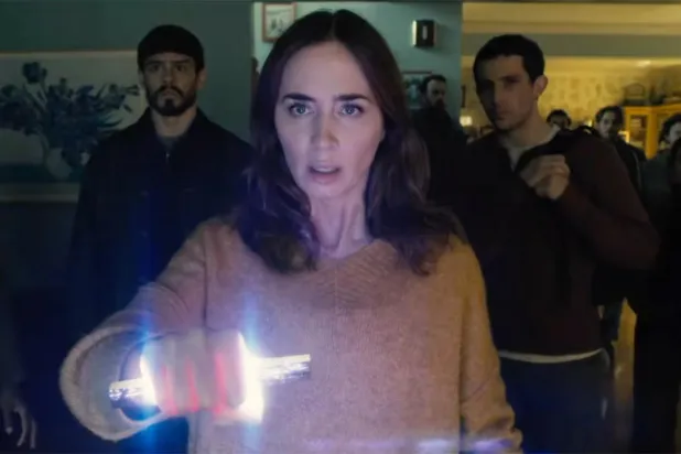 İfşa Günü'nde bir hava durumu sunucusunu canlandıran 43 yaşındaki Britanyalı oyuncu Emily Blunt, Sessiz Bir Yer (A Quiet Place) ve Şeytan Marka Giyer (The Devil Wears Prada) serilerinin yanı sıra Sicario gibi yapımlarla da tanınıyor (Universal)