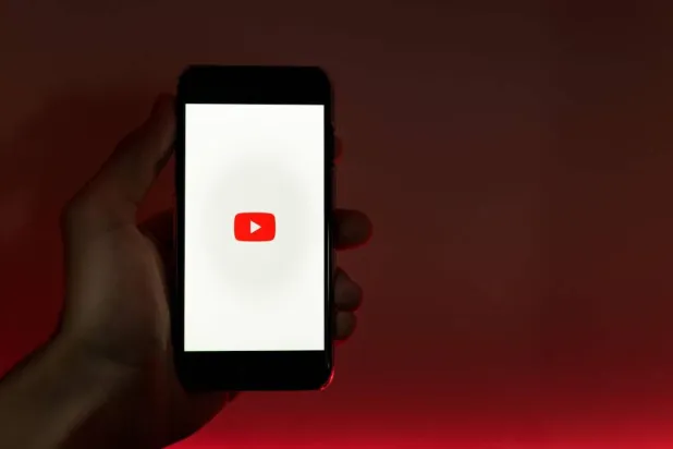 Uzun videolarda yapay zeka etiketi oynatıcının altında, YouTube Shorts'ta ise oynatma sırasında ekrandaki bir katman olarak görünecek (Unsplash)