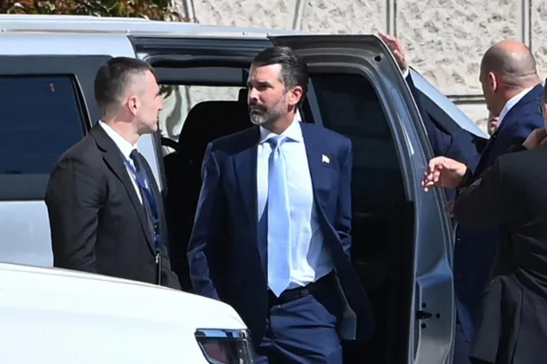 Donald Trump Jr. Bosna Hersek'in iki entitesinden biri olan Sırp Cumhuriyeti'nin merkezi Banja Luka'ya nisanda gittiğinde onu bölgenin eski lideri Milorad Dodik'in oğlu karşılamıştı (AFP)