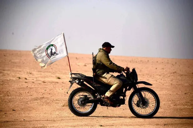 عنصر من «الحشد الشعبي» على دراجة نارية في دورية غرب البلاد (موقع الهيئة)