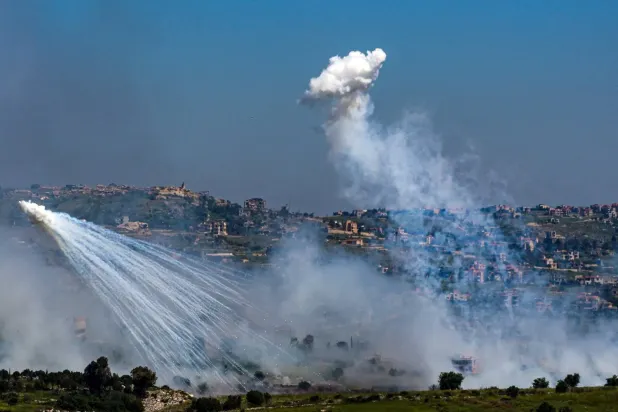 İsrail sınırının Lübnan tarafında bomba patladı ve çıkan beyaz duman fosforlu bir bomba olduğunu gösteriyor (Reuters)