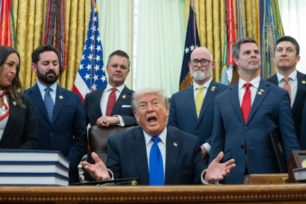ABD Başkanı Donald Trump, 30 Nisan 2026'da Washington, D.C.'deki Beyaz Saray'ın Oval Ofisi'nde düzenlenen başkanlık kararnamesi imzalama töreninde basın mensuplarının sorularını yanıtlıyor (EPA)