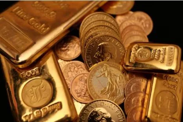 سبائك ذهبية وعملات الجنيه الذهبي معروضة في شركة «بايرد آند كو» في هاتون غاردن بلندن (رويترز)