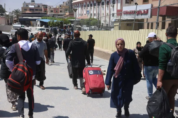 فلسطينيون يستعدون لمغادرة غزة إلى مصر من معبر رفح في خان يونس الخميس (أ.ف.ب)