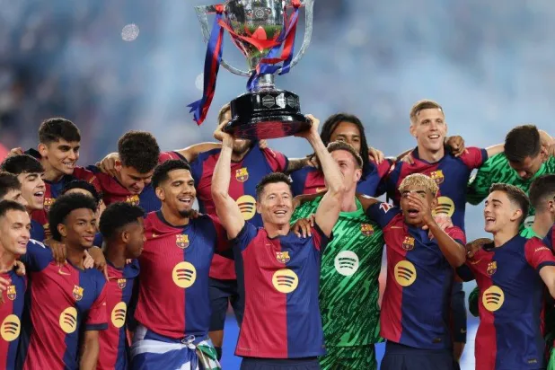 ليفاندوفسكي يكلل مسيرته مع برشلونة بلقب الدوري الإسباني الموسم الماضي (أ.ف.ب)
