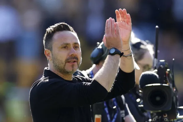 Football - Premier League - Wolverhampton Wanderers v Tottenham Hotspur - Molineux Stadium, Wolverhampton, Britain - April 25, 2026 Tottenham Hotspur manager Roberto De Zerbi celebrates after the match (Action Images via Reuters/Jason Cairnduff)