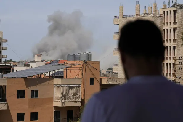  İsrail'in Lübnan'ın güneyindeki Nabatiye'yi hedef alan hava saldırılarından yükselen dumanlar (Reuters)